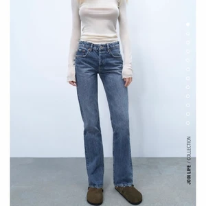 Zara mid rise straight jeans - Populära jeans från Zara! De är i modellen mid rise straight så de är lite lågmidjade 🥰 Väldigt populära och helt slutsålda. Knappt använda så de är som nya 👌🏽 Jag är 165 och det går långt ner på mig, så de passar absolut längre också. Medela om ni har några frågor 💞💞