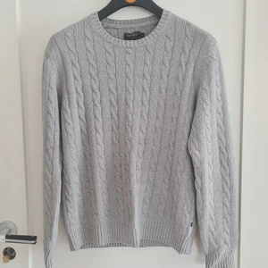 Eaat West Stickad Tröja M - Vanlig passform, fint skick, tvättad. Är ingen rökare eller djurägare. Jag är 189cm och väger 82kg och plagget passar mig inte längre. Samfraktar gärna vid köp av fler plagg. 