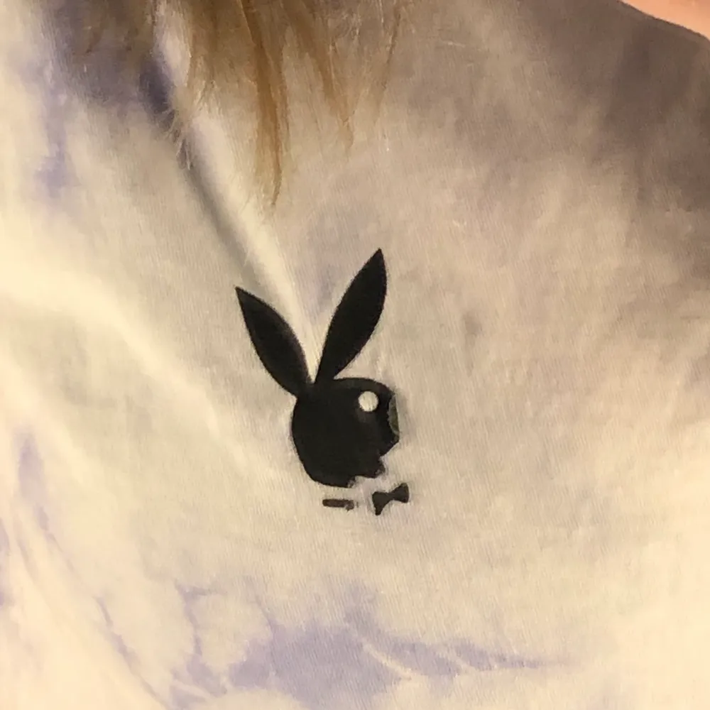 Lila/vit Playboy t-stirt som tyvärr inte kommer till användning, trycket har lossnat lite som ni ser på sista bilden men tycker själv inte de syns så mycket💓. T-shirts.