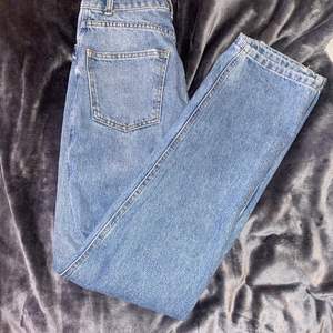 Jeans från NA-KD i storlek 34. Använd kanske 10 gr men är i nyskick! 