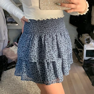 Volangkjol - Super gullig volangkjol ifrån kappahls barnavdelning, den är i storlek 158-164 men sitter som en vanlig XS.💗 Använd Max två gånger så i väldigt bra skick!😊