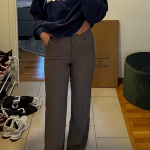 Kostymbyxor 36 - Ett par gråa kostymbyxor från Madlady i storlek 36. Använda en gång. Köparen står för leveranskostnaden.