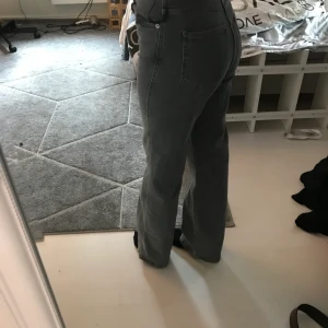 Dr denim jeans  - Säljer mina Jeans vet inte storleken men dom passar på folk med storleken 34-36 jag är 1,62 i bra skick bara använda 1 gång skriv om ni är intresserade pris kan diskuteras