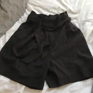 Säljer ett par short från H&M pågrund av att dom är för stora. Är i storleken 34. De är ett par shorts men ser ut som en kjol på.