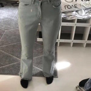 Säljer mina jeans från SHEIN  - Bra skick aldrig Använda i storlek XS jag är 1,62 säljer för de är inte riktigt min stil pris kan diskuteras:)