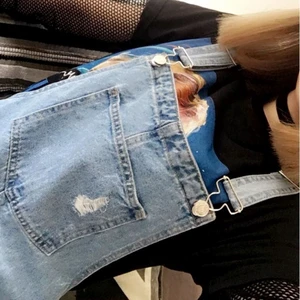 jeans klänning byxdress - super söt klännings dress från pull and bear i M. använd 1-2 gånger, fint skick! 