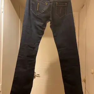 Fornarina bootcut jeans storlek 28 i midja och 32 i längd. Jeansen är i väldigt bra skick, tyget är jätte lite stretch i. Låg midja 