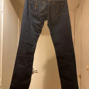 Fornarina bootcut jeans  - Fornarina bootcut jeans storlek 28 i midja och 32 i längd. Jeansen är i väldigt bra skick, tyget är jätte lite stretch i. Låg midja 