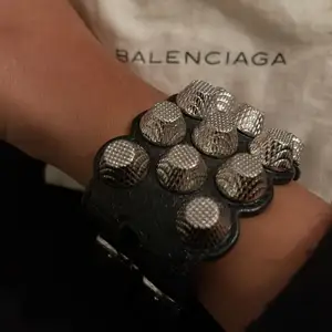 Balenciaga armband i läder med nitar. Knappt använt,  max 2-3 ggr, som nytt. Orginalpris runt 4000kr 