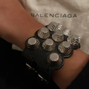 Balenciaga armband  - Balenciaga armband i läder med nitar. Knappt använt,  max 2-3 ggr, som nytt. Orginalpris runt 4000kr 