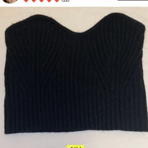 Bandeau - En svart stickad bandeau topp som jag köpte av någon på Plick. Stretchigt material så skulle säga att den kan passa alla från xs-m. Säljer pågrund av att den inte passar. Så den e nyskick, precis som när jag köpte den. Vid mycket intresse startar jag en budgivning. Skriv för fler bilder💗💗 (köparen står för frakten) 
