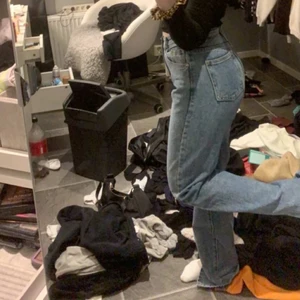 Jeans  - Säljer mina favorit jeans då dem tyvärr blivit för små. Dem är från boohoo storlek 36 men slitsar nedtill. Dem är lite långa på mig som är 1,58cm. Formar sig riktigt snyggt över lår och rumpan. 