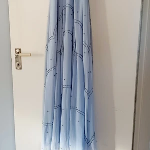 Balklänning från Asos - Säljer min fina balklänning från Asos. Använd 1 gång. Massa paljetter, ljusblå/lavendelblå . 