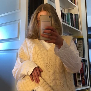 Stickad väst - Jättefin gul stickad väst från Mango perfekt att ha nu till våren🌸 Den är endast använd 2 gånger! I Xs men är ganska stor för sin storlek💓 Nypris 399