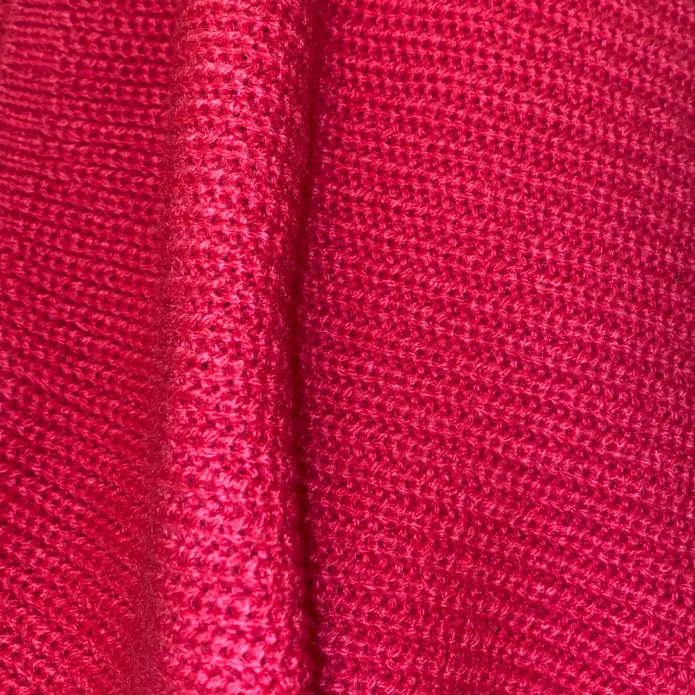 En väldigt snygg mörkrosa tröja, för att se färgen bättre så bläddra till inlägg nummer 3 >>>>   Endast använt ett fåtal gånger så plagget är i väldigt bra skick, storlek M. 💖💖 Kommer ifrån H&M!!. Tröjor & Koftor.