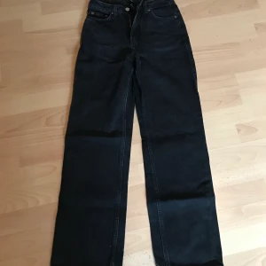 Weekday Row 25/30 svarta - Säljer ett par snygga jeans från Weekday i modellen Row. De är i storleken w.25 l.30. Ytterst lite använda och har därmed inga tecken på slitage. Säljer dem då det har blivit förstora för mig. Pris, 250kr.