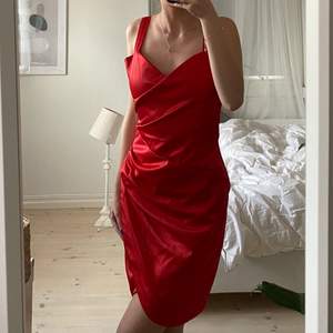 Superfin röd klänning som inte används längre. Sitter jättefint. Köp direkt för 120 inkl frakt💕