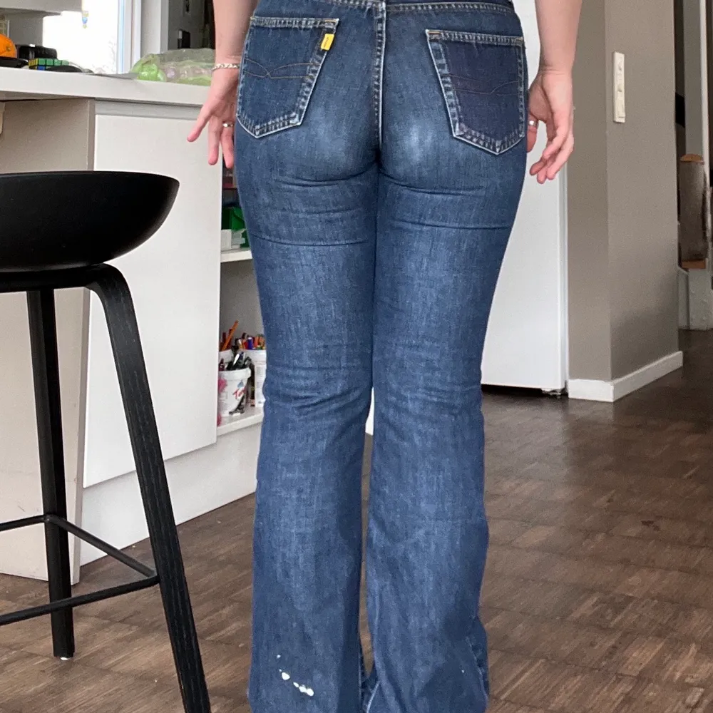 Jättefina Bootcut jeans med mid-rise midja! Har använts vid målning därav lite målarfärg på byxorna (syns på sista bilden)💕. Jeans & Byxor.