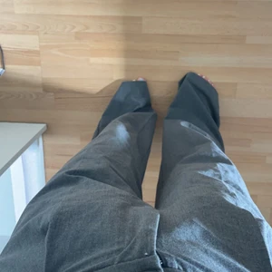 Kostymbyxor  - Gråa kostymbyxor, skriv bara så skickar jag bättre bilder! Använt dem en gång, dem är väldigt långa för mig som är 167💕det är likadana som dem på andra bilden fast gråa. 