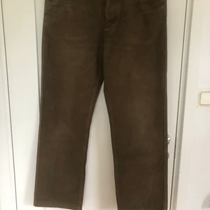 Acne studios bruna byxor - Ett par bruna acne studios byxor i storleken 48 med en lite tajtare passform, 100% bomull, knappt använd, nästan som jeans i materialt och lite bredare uttill fötterna. 