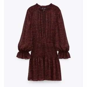 Zara klänning - Säljer denna snygga zara klänningen! Storlek M men skulle säga att den sitter som S/M