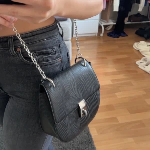 Väska - Säljer nu min älskade handväska💞 Den är använd några gånger men ändå i skick som ny!!