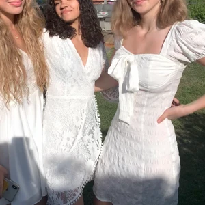 Vit klänning - Säljer den vita rosett klänningen. Storlek 36. Köpt på NA-KD 2020 för 500kr (finns ej längre på hemsidan). Säljer pga att den inte passar mig längre. Använd en gång (på bilden). Inga defekter och true to size. Dragkedja på baksidan så lätt att ta på, figursydd i midjan. Säljer för 250kr❤️