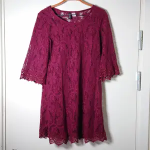 Vinröd klänning i spets med en underklänning i sidenmaterial🌱
