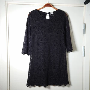 Svart spetsklänning  - Svart klänning i spets med en underklänning i sidenmaterial 🌱