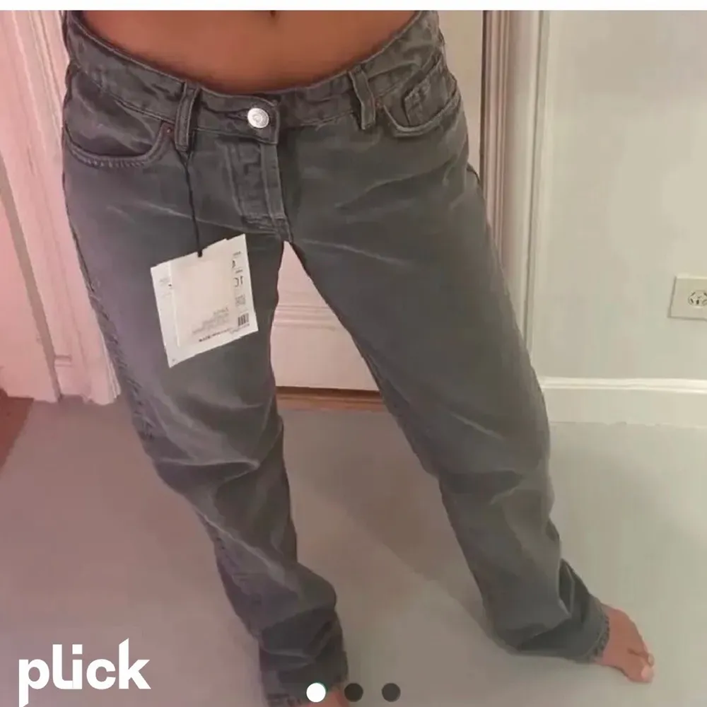 Ett par jätte snygga slutsålda gråa midrise jeans i storlek 32. lite slitningar längst ner men annars i bra skick❤️⭐️ om någon vill byta något så kan dem fråga isåfall❤️. Jeans & Byxor.