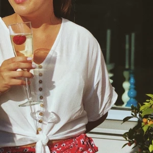 X2 TOPPAR - (Pris för båda)  Perfekta toppar till vår/sommar. Svalt material, knyte i midjan (justerbar), knappar går ej att öppna. Kan passa flera storlekar 