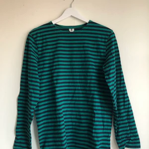 Arket långärmad  - Blå/grön-randig tröja från Arket. Fint tjockt material. 