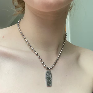 iGirl coffin pendant halsband  - Coffin pendant från indiemärket iGirl med vändbart hänge. Gjort utav kirurgiskt stål och mäter 43 cm, spännet kan placeras vart som helst på kedjan för olika längder. Fint skick inga uppenbara defekter. Nypris 25 USD + frakt och tull. Kan mötas upp på södra sidan av stockholm annars står köparen för spårbar frakt 66kr, kan skicka billigare men ansvarar då EJ för postens slarv. Skriv vid frågor!💌