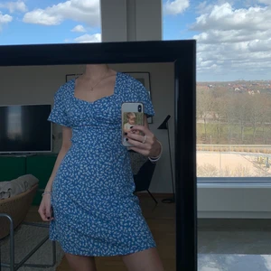 Klänning  - Säljer denna supersöta klänning som tyvärr inte kommer till användning längre 💞 köparen står för frakten men jag möter även upp i Lund💞 