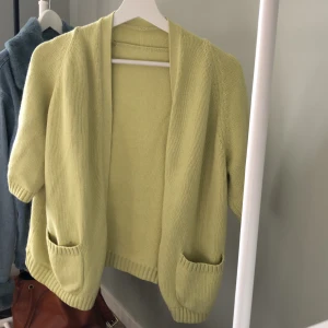 Kofta - En gulgrön stickad kofta i gott skick. Färgen får mest rättvisa på andra bilden 