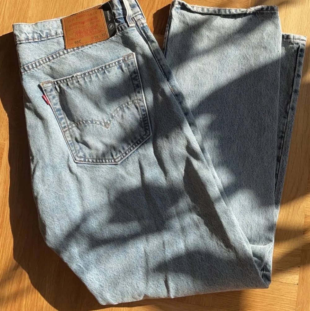 helt oanvända Levis jeans köpta streetlab i malmö som tyvärr inte kommer till användning, nypris var 950 💞 (jag är 165 för preferens). Jeans & Byxor.