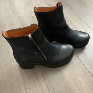 Skitsnygga boots Calou, nyskick!  - Jättefina boots från Calou. Toppskick. Köptes i fjol för 2.200 kronor och har bara använts ett fåtal gånger pga att jag har ett par liknande skor hemma. Otroligt sköna att gå i, trots den höga klacken. Vill ha 1500 för dem. Bjuder på frakten inom Sverige. Tar inte ansvar för ev. trubbel som posten skapar. 
