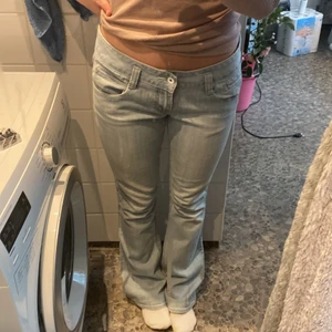 Lågmidjade flare jeans bondelid - Stl 30. Lite förstora för mig som är cirka 170 cm.