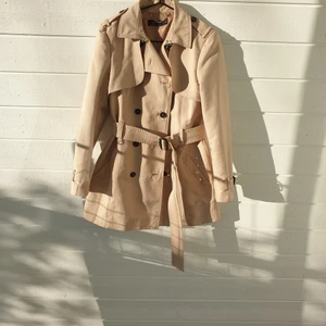 ZARA Trenchcoat  - Säljer en trenchcoat från Zara i mycket gott skick, den har några pyttesmå fläckar som knappt märks som förmodligen kan tvättas bort om man önskar 🙂 Utöver det är den i superbra skick! En perfekt jacka till din vårgarderob. 