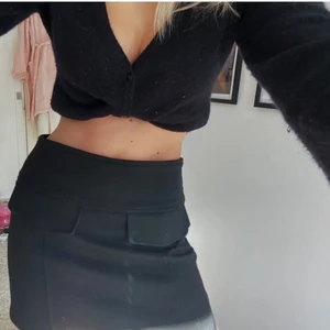 Zara kjol - Säljer min nästan helt oanvända zara mini kjol. Har inte fått användning av den så skulle vilja sälja. Den verkar vara slutsåld på hemsidan också :/ min är i storlek M som passar mig bra. Bara att skriva för privata bilder❤️❤️ om många är intresserade så kan jag sätta på budgivningen☺️