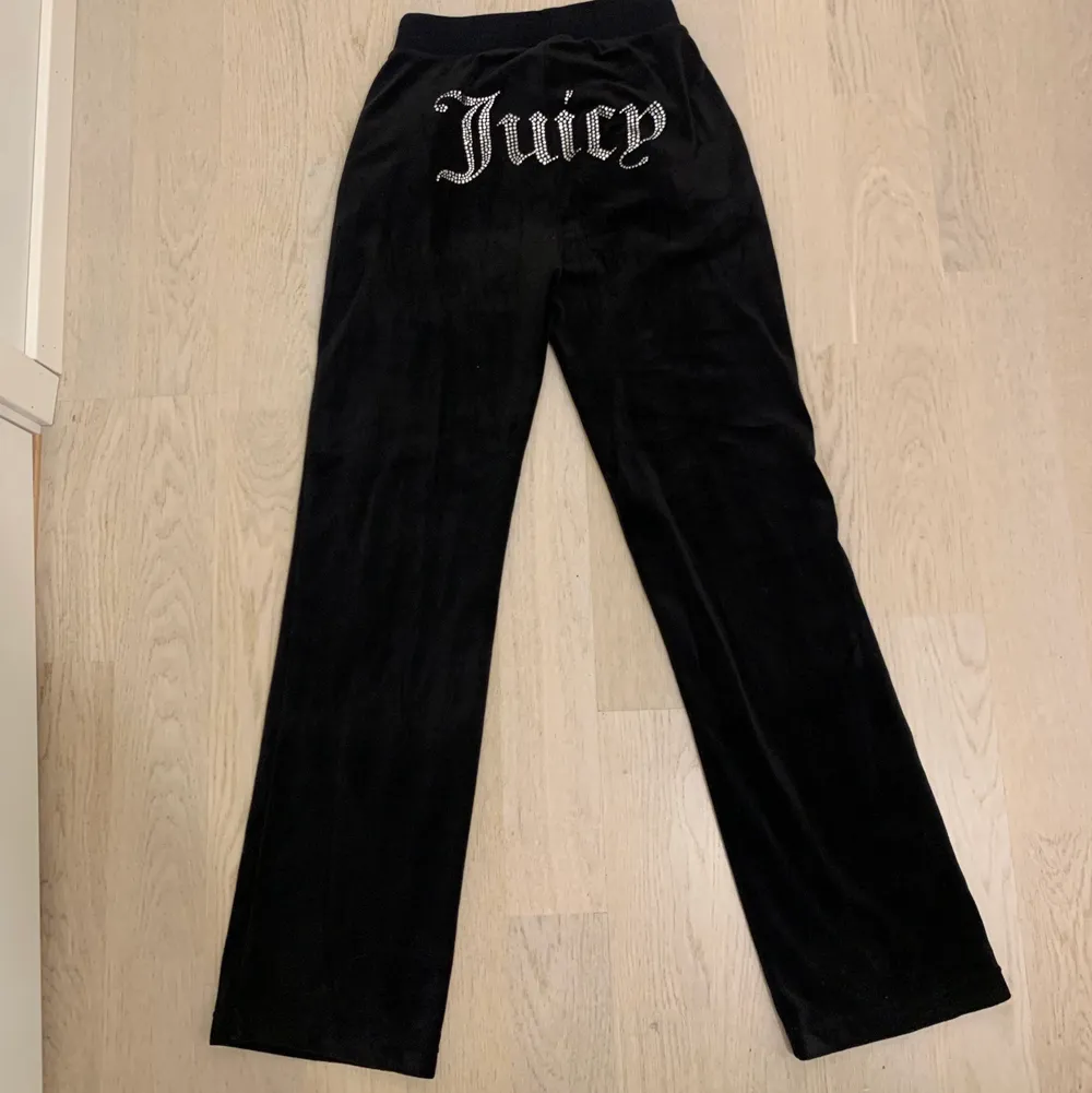 supersöta juicy couture byxorna med rhinestones som står ”Juicy” 🥰 i perfekt stick, änvand 2 gånger. frakt ingår ej ❤️‍🔥. Jeans & Byxor.