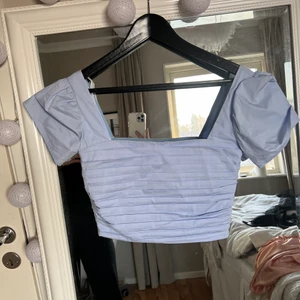 Topp - En super fin och söt topp från NELLY tyvär är den för liten så den är liten i storleken 💖