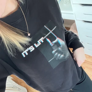 Tröja  - En skön och snygg tröja från NA-KD, med ett coolt tryck!