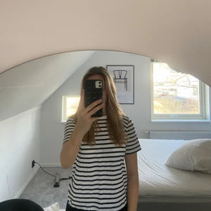 Tröja  - Randig tröja från zara helt oanvänd alla lapparna är kvar storlek M, nypris 60 kr mitt pris 40 kr köparen står för frakten vilket är 66 kr 