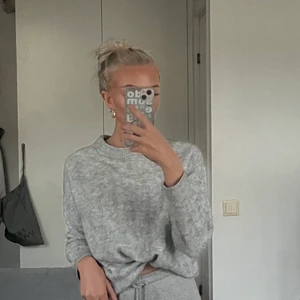 Stickad tröja  - Grå stickad tröja