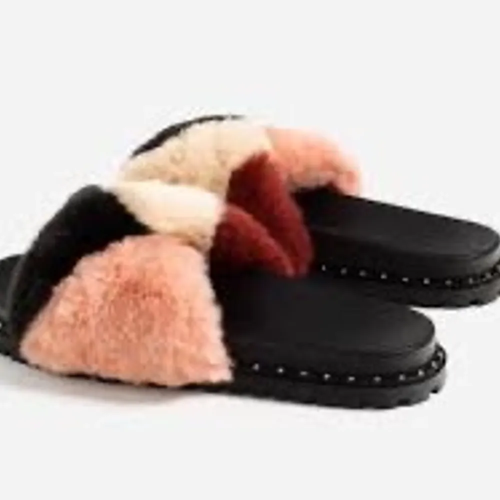 Zara slides size 37 but they can definitely fit in 36 (I am 36) leather and fur perfect for spring! Text me for more photos🌷. Skor.