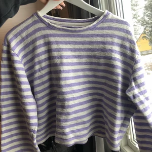 Randig tröja - Perfekt vår & sommartröja😍! Märket är bikbok och storleken är M. För fler frågor, skriv till mig privat !köparen står alltid för frakten💕💕