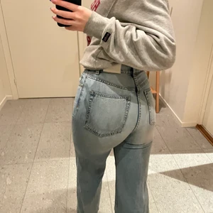 Stay Jeans - Säljer dessa superfina jeans köpta på carlings för ungefär ett halvår sedan från märket /Stay. Använda ett fåtal gånger men säljer då jag har ett par nästan likadana🤍 Storlek xs men passar även bra på en S. Jag har w26 och är 165 för referens🤍