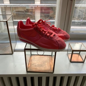 Rosa Nike Sneakers - Sneakers i neon rosa. Aldrig använda.