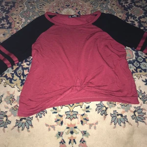 Magtröja - En magtröja köpt från shein, kan hända att den sitter lite tajt i armarna vid dom två rosa sträcken. Vid magen ungefär så finns det en knut☺️